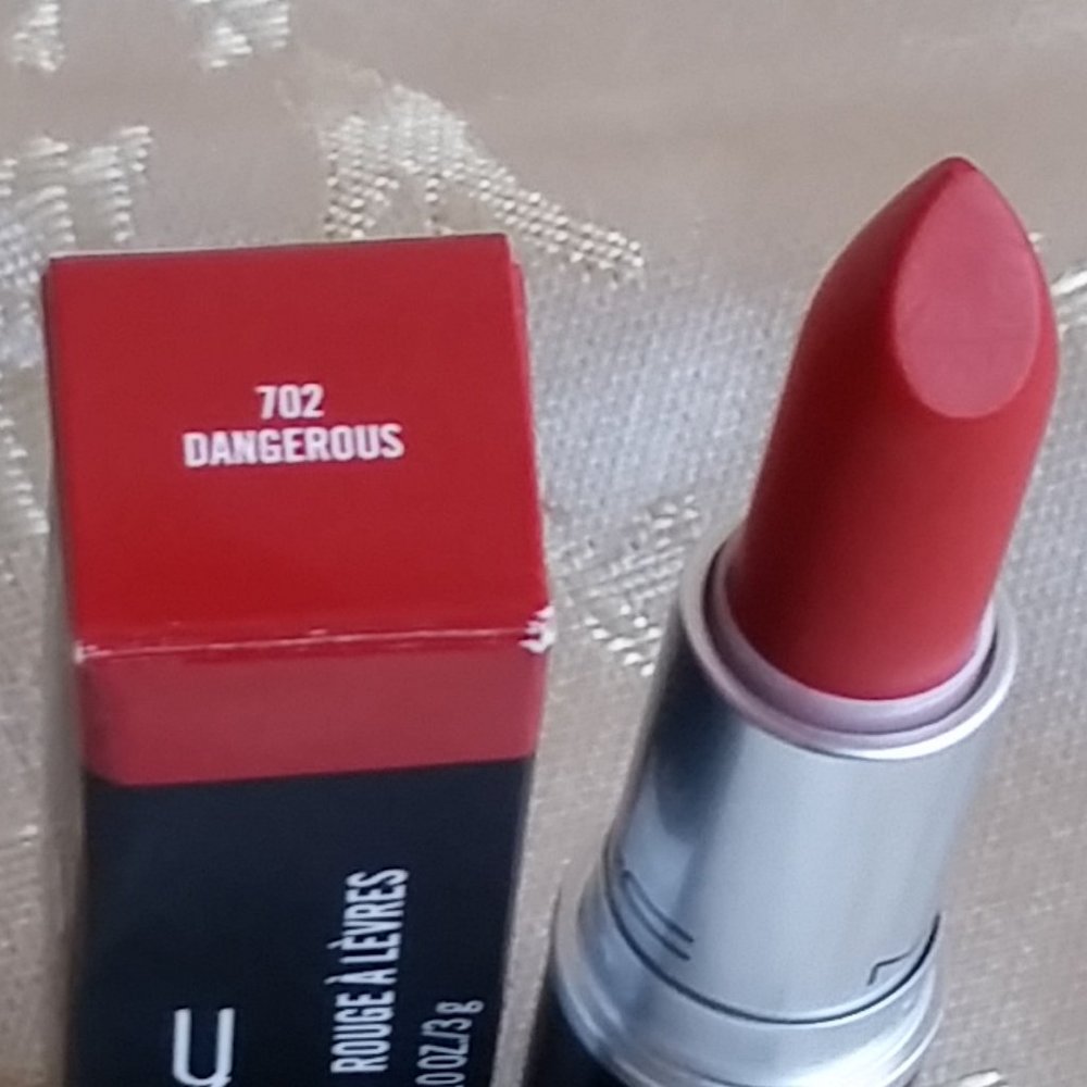 MAC Retro Matte Lipstick Dangerous BNIB - Picture 2 of 3